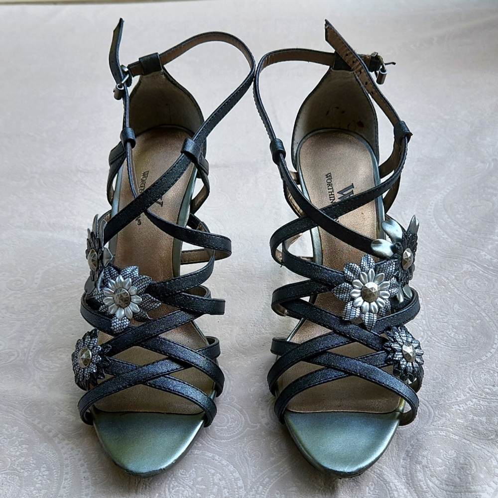 Worthington black strappy silver tone flower heels size 8, so pretty!